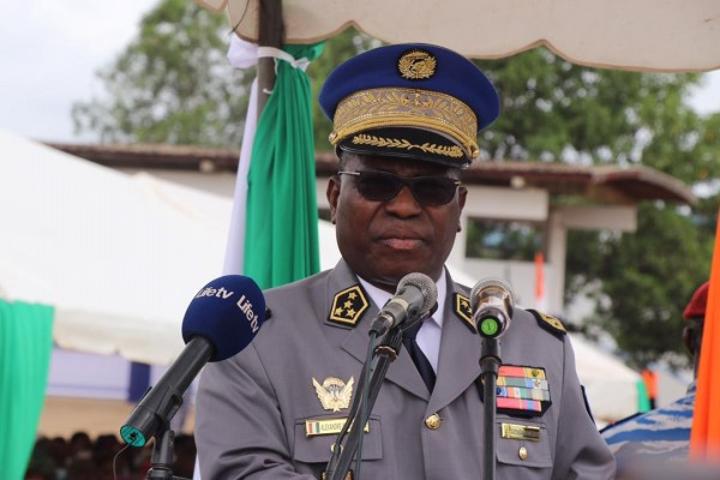 A la sortie de 1197 élèves gendarmes à Daloa, Apalo met en garde « Vous tous sans exception, vos noms sont écrits au crayon pour être facilement effacer » A la sortie de 1197 élèves gendarmes à Daloa, Apalo met en garde « Vous tous sans exception, vos noms sont écrits au crayon pour être facilement effacer »