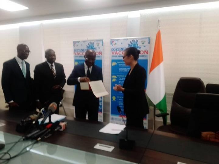 Après l'approbation de 100 millions de dollars US au pays, Pierre Dimba s'entretient avec une délégation de l'AIIB sur les modalités de décaissement Après l'approbation de 100 millions de dollars US au pays, Pierre Dimba s'entretient avec une délégation de l'AIIB sur les modalités de décaissement