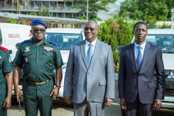 Un négociant en cacao offre des véhicules à l'Armée et la Gendarmerie, Téné : « Vous êtes indéniablement de cet ivoirien nouveau » Un négociant en cacao offre des véhicules à l'Armée et la Gendarmerie, Téné : « Vous êtes indéniablement de cet ivoirien nouveau »