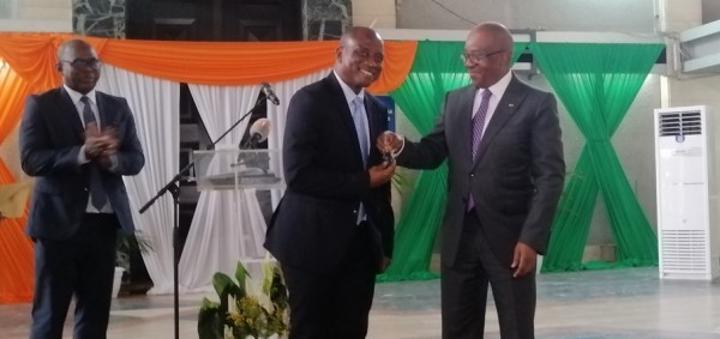 Côte d'Ivoire: Sansan Kambilé remet 12 véhicules d'une valeur de 325 millions au personnel judiciaire et l'invite à ne pas les réformer Côte d'Ivoire: Sansan Kambilé remet 12 véhicules d'une valeur de 325 millions au personnel judiciaire et l'invite à ne pas les réformer