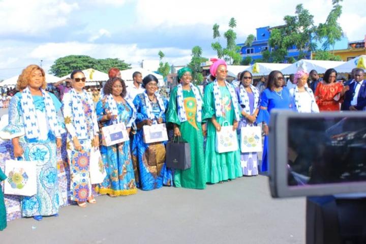Abobo, plusieurs mères et papas célébrés par Kandia et Nassénéba, la ministre assure les femmes de sa disponibilité pour remédier à leur autonomisation Abobo, plusieurs mères et papas célébrés par Kandia et Nassénéba, la ministre assure les femmes de sa disponibilité pour remédier à leur autonomisation