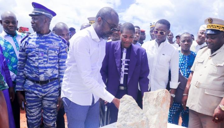 Max Gradel participe à la pose de la première pierre d’un centre polyvalent agropastoral et sportif à Duékoué Max Gradel participe à la pose de la première pierre d’un centre polyvalent agropastoral et sportif à Duékoué
