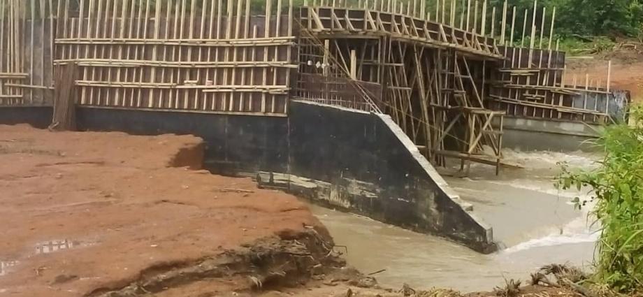 Affaissement d’un pont en cours de construction sur la piste d’accès à Arikokaha Affaissement d’un pont en cours de construction sur la piste d’accès à Arikokaha