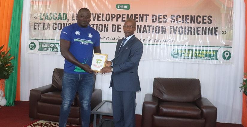 Distribution d’exemplaires d’un manuel sur les institutions ivoiriennes à l’université de Daloa Distribution d’exemplaires d’un manuel sur les institutions ivoiriennes à l’université de Daloa
