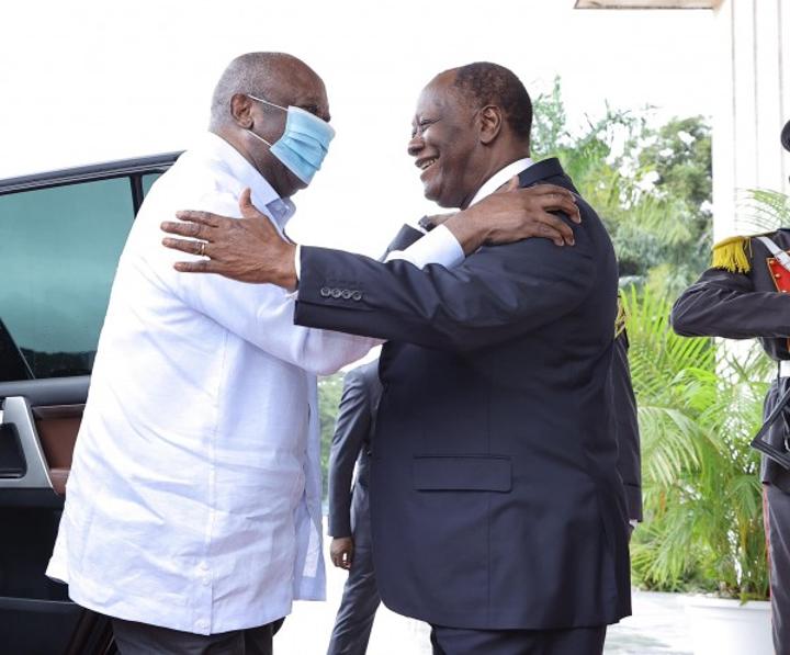 Avant la rencontre, ce que Gbagbo, Ouattara et Bédié se sont dit sur le perron du palais présidentiel Avant la rencontre, ce que Gbagbo, Ouattara et Bédié se sont dit sur le perron du palais présidentiel