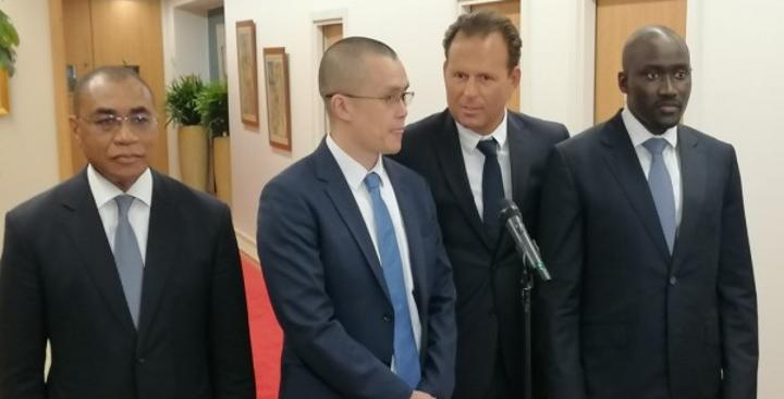Alassane Ouattara échange avec Changpeng Zhao, fondateur de Binance sur l'introduction de la cryptomonnaie dans les échanges commerciaux Alassane Ouattara échange avec Changpeng Zhao, fondateur de Binance sur l'introduction de la cryptomonnaie dans les échanges commerciaux