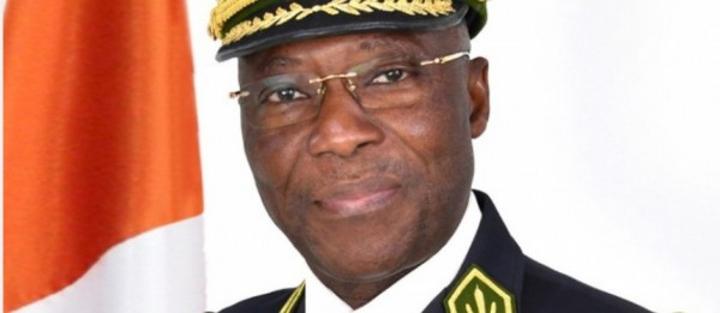 Un agent des douanes écroué à la MACA pour des faits d'usurpation d'identité, d'extorsion de fonds et de complicité d'enlèvement de marchandises sans permis Un agent des douanes écroué à la MACA pour des faits d'usurpation d'identité, d'extorsion de fonds et de complicité d'enlèvement de marchandises sans permis