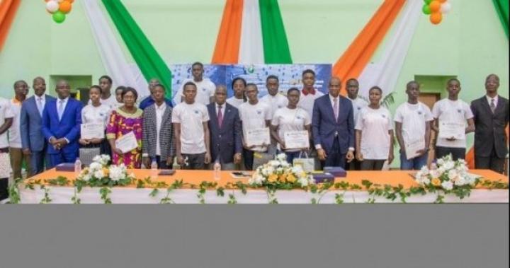 Les 18 lauréats du concours national de physique récompensés, enveloppes, ordinateurs et tablettes distribués Les 18 lauréats du concours national de physique récompensés, enveloppes, ordinateurs et tablettes distribués