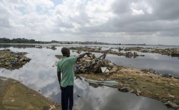En Côte d’Ivoire, asphyxiée par le plastique, « la perle des lagunes » d’Abidjan se meure En Côte d’Ivoire, asphyxiée par le plastique, « la perle des lagunes » d’Abidjan se meure