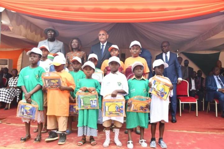 34 349 626 kits scolaires distribués pour un montant de 100.237.703.643 de FCFA CFA de 2011 à 2022, dont 5 319 679 kits scolaires cette année 34 349 626 kits scolaires distribués pour un montant de 100.237.703.643 de FCFA CFA de 2011 à 2022, dont 5 319 679 kits scolaires cette année