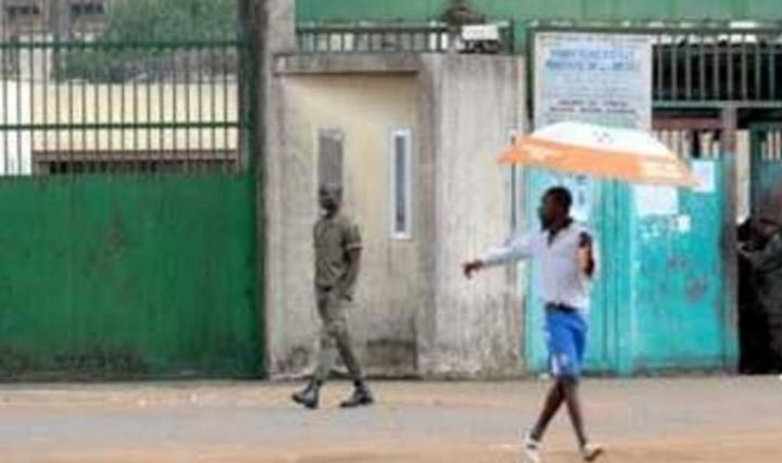 Grâce présidentielle, les bénéficiaires des tribunaux de Yopougon et Plateau en prison à la MACA ont recouvré la liberté, la dernière vague sortie lundi Grâce présidentielle, les bénéficiaires des tribunaux de Yopougon et Plateau en prison à la MACA ont recouvré la liberté, la dernière vague sortie lundi