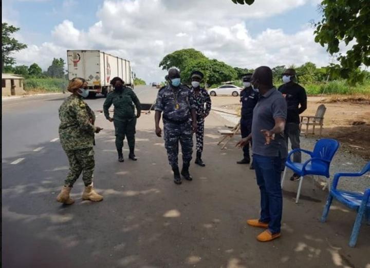 Yamoussoukro, un passager d'une cinquantaine violenté par des agents des eaux et forêts pour avoir filmé une scène compromettante, son téléphone confisqué Yamoussoukro, un passager d'une cinquantaine violenté par des agents des eaux et forêts pour avoir filmé une scène compromettante, son téléphone confisqué