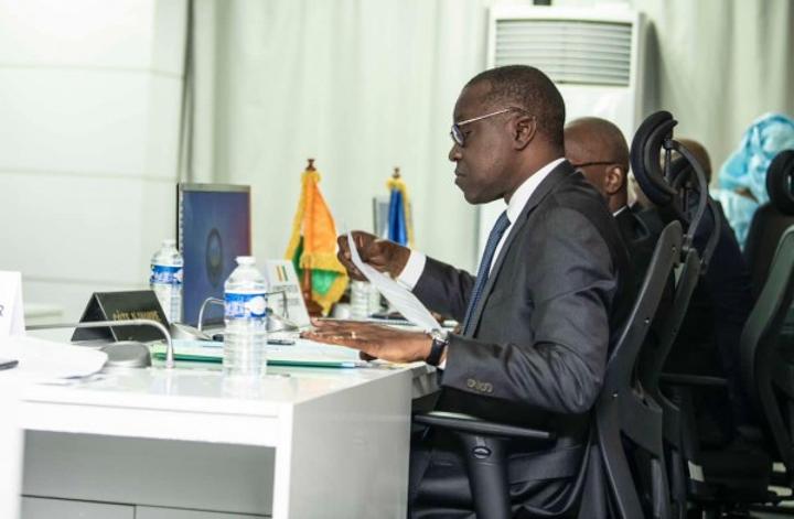 Suite à la réunion des Ministres de l'ASECNA à Dakar, les contrôleurs aériens lèvent leur préavis de grève et exigent la réhabilitation de leurs collègues expatriés sanctionnés Suite à la réunion des Ministres de l'ASECNA à Dakar, les contrôleurs aériens lèvent leur préavis de grève et exigent la réhabilitation de leurs collègues expatriés sanctionnés