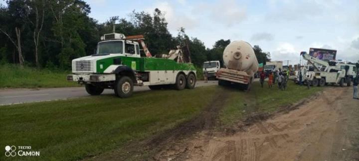 Sortie de route d'un camion-citerne de gaz sur l'autoroute, les voies Nord-Sud fermées pour des raisons de sécurité Sortie de route d'un camion-citerne de gaz sur l'autoroute, les voies Nord-Sud fermées pour des raisons de sécurité