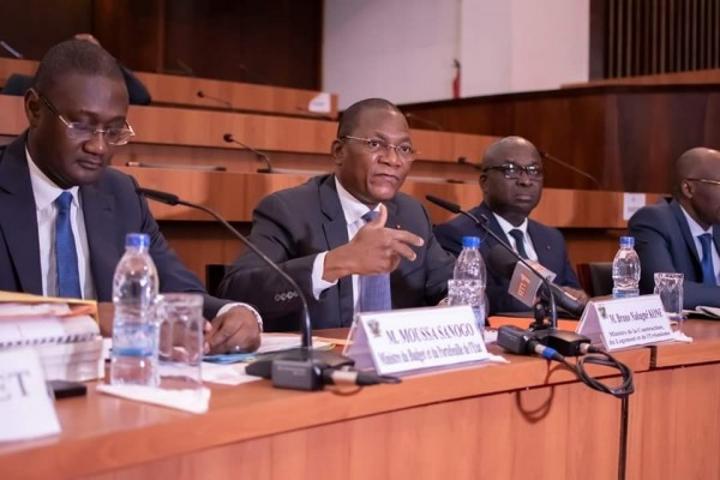 Aux côtés de Moussa Sanogo, le Ministre Bruno Koné présente et fait adopter en commission le projet loi instituant des taxes parafiscales sur certains matériaux de construction Aux côtés de Moussa Sanogo, le Ministre Bruno Koné présente et fait adopter en commission le projet loi instituant des taxes parafiscales sur certains matériaux de construction