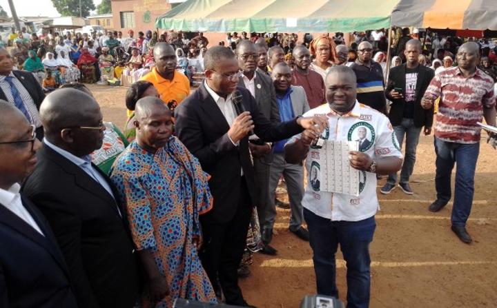 Yves Toto, le candidat du président Ouattara aux municipales à Sakassou présenté aux populations par le ministre Sidi Touré Yves Toto, le candidat du président Ouattara aux municipales à Sakassou présenté aux populations par le ministre Sidi Touré