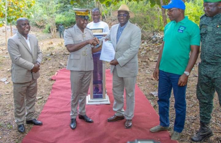 Pour la construction d'une ligné électrique reliant le pays et des voisins une entreprise finance la mise en place d'une parcelle de 30ha dans une forêt classée Pour la construction d'une ligné électrique reliant le pays et des voisins une entreprise finance la mise en place d'une parcelle de 30ha dans une forêt classée