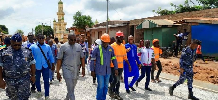 Le maire de Tanda et de leaders communautaires sur les chantiers des infrastructures en cours de réalisation dans la commune Le maire de Tanda et de leaders communautaires sur les chantiers des infrastructures en cours de réalisation dans la commune