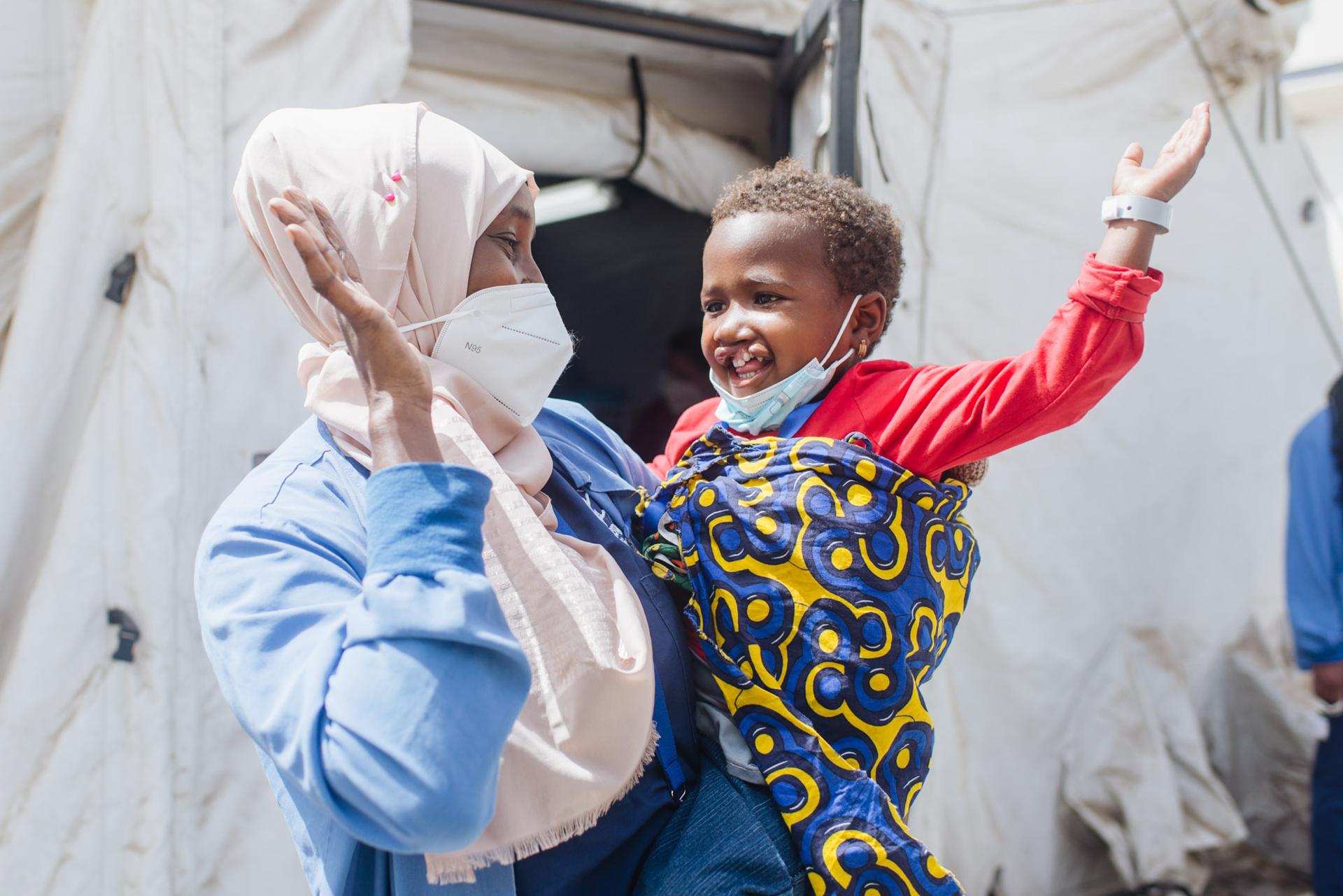 une fillette capable de sourire pour la première fois après une intervention chirurgicale une fillette capable de sourire pour la première fois après une intervention chirurgicale