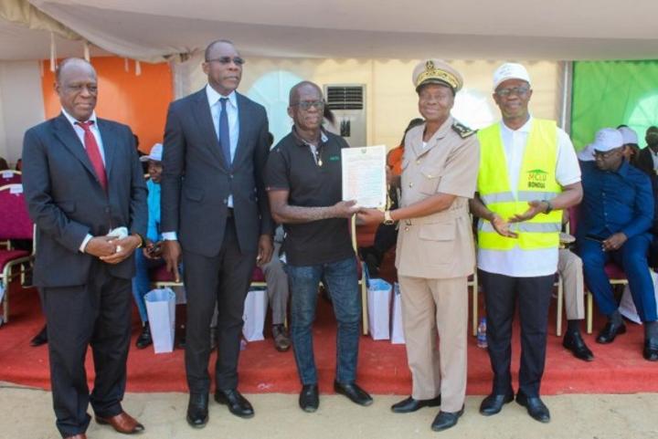 L'opération tiroirs vides du MCLU atterrit à Bonoua, les populations sensibilisées sur les différentes réformes de Bruno Koné L'opération tiroirs vides du MCLU atterrit à Bonoua, les populations sensibilisées sur les différentes réformes de Bruno Koné