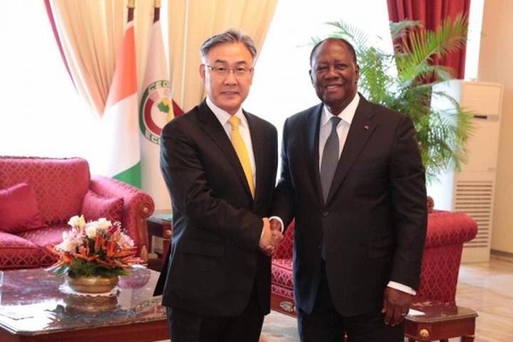 En fin de mandat, l'Ambassadeur de la Corée fait ses adieux Ouattara qui espère que la Côte d'Ivoire atteindra un jour le niveau de développement de ce pays En fin de mandat, l'Ambassadeur de la Corée fait ses adieux Ouattara qui espère que la Côte d'Ivoire atteindra un jour le niveau de développement de ce pays