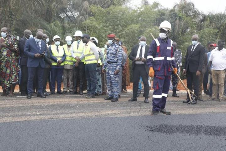 Les travaux du bitumage de l'axe Maféré-Kouaokro d'une distance de 24 km pour un coût total de 17 milliards de FCFA se poursuivent Les travaux du bitumage de l'axe Maféré-Kouaokro d'une distance de 24 km pour un coût total de 17 milliards de FCFA se poursuivent