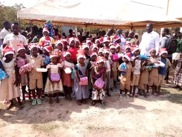 Pour la première fois à Bodokro, plusieurs enfants comblés de cadeaux de Noël par le ministre Sidi Touré Pour la première fois à Bodokro, plusieurs enfants comblés de cadeaux de Noël par le ministre Sidi Touré