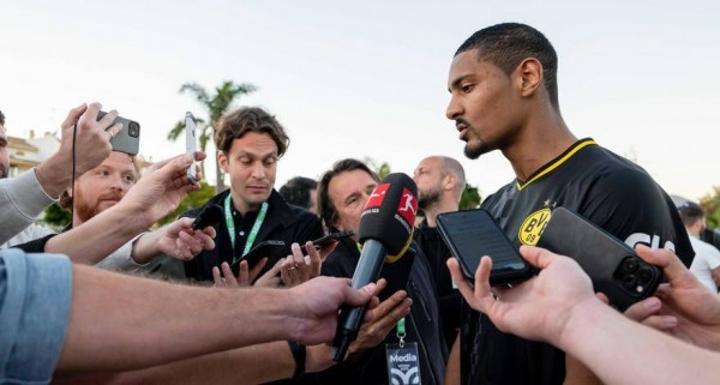 Après avoir vaincu le cancer, Sébastien Haller retrouve la pelouse avec le Borussia Dortmund : « J'avais vraiment hâte de jouer » Après avoir vaincu le cancer, Sébastien Haller retrouve la pelouse avec le Borussia Dortmund : « J'avais vraiment hâte de jouer »