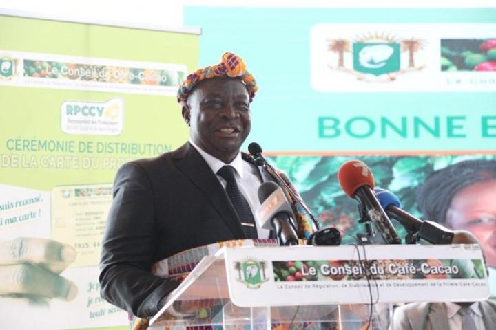 Côte d'Ivoire : Face aux producteurs, Adjoumani accuse : «Ce sont les européens qui sont venus coupés nos bois pour envoyer chez eux. Ils ne peuvent pas nous accuser (...) » Côte d'Ivoire : Face aux producteurs, Adjoumani accuse : «Ce sont les européens qui sont venus coupés nos bois pour envoyer chez eux. Ils ne peuvent pas nous accuser (...) »