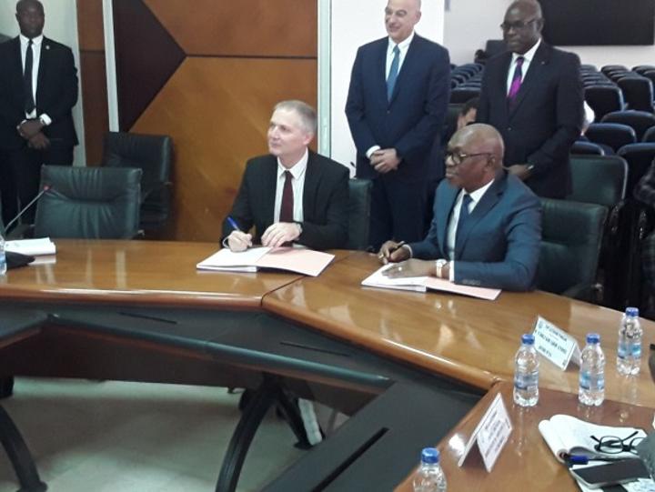 Signature d'une convention de plus de 26 millions de FCFA entre l'ISMI et la coopération grecque pour le financement d'une session de formation en présence de Nikos Dendias Signature d'une convention de plus de 26 millions de FCFA entre l'ISMI et la coopération grecque pour le financement d'une session de formation en présence de Nikos Dendias