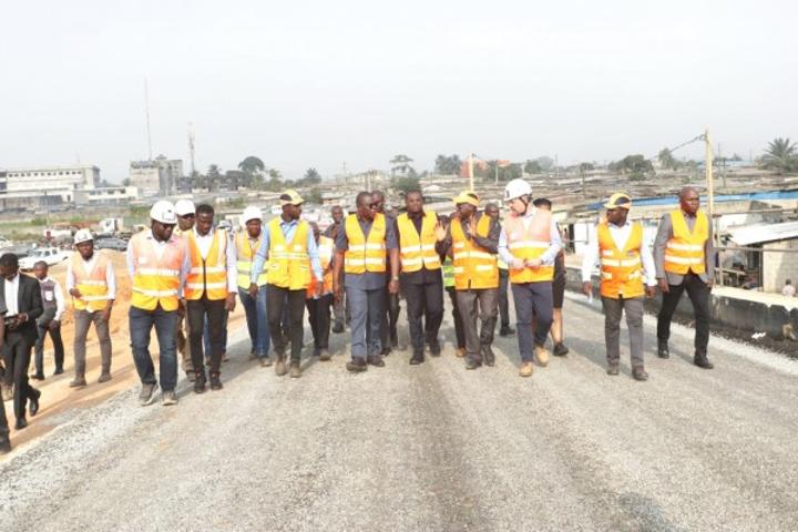 Amedé Kouakou s'empreigne de l'État d'avancement des travaux de renforcement de la route Côtière longue de 353,5 Km Amedé Kouakou s'empreigne de l'État d'avancement des travaux de renforcement de la route Côtière longue de 353,5 Km