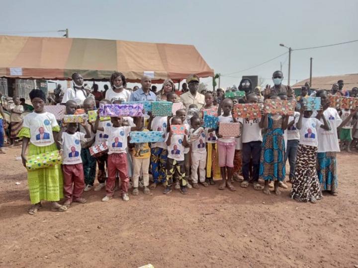 Venu combler les enfants dans la région du Guémon, Koné Bakary : « Nous serons toujours présents aux côtés de toutes les familles quelles que soient leurs conditions sociales » Venu combler les enfants dans la région du Guémon, Koné Bakary : « Nous serons toujours présents aux côtés de toutes les familles quelles que soient leurs conditions sociales »