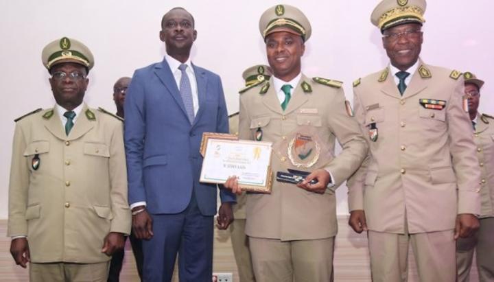 Célébration du mérite et de reconnaissance, 28 agents des douanes célébrés dont 15 ayant fait valoir leur droit à la retraite, le super lauréat promu à de nouvelles fonctions Célébration du mérite et de reconnaissance, 28 agents des douanes célébrés dont 15 ayant fait valoir leur droit à la retraite, le super lauréat promu à de nouvelles fonctions
