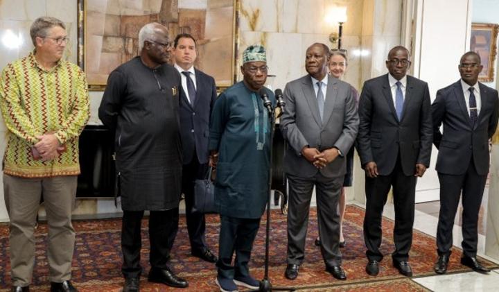 Ouattara rencontre Obasanjo, Serge Ekué, et le Directeur de l'UNESCO, le développement et la remise du prix Houphouët-Boigny à l'honneur Ouattara rencontre Obasanjo, Serge Ekué, et le Directeur de l'UNESCO, le développement et la remise du prix Houphouët-Boigny à l'honneur