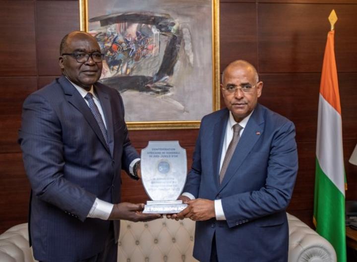 Sport, le Président de la Confédération africaine de handball fait le point de l'institution à Patrick Achi, après 50 ans d'existence Sport, le Président de la Confédération africaine de handball fait le point de l'institution à Patrick Achi, après 50 ans d'existence