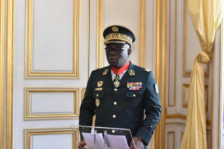 Côte d'Ivoire-France : Le Général Lassina Doumbia reçoit la médaille française de commandeur de la Légion d'Honneur Côte d'Ivoire-France : Le Général Lassina Doumbia reçoit la médaille française de commandeur de la Légion d'Honneur