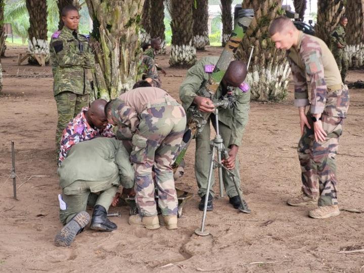 Le perfectionnement au maniement de mortiers de 120 et 81 mm au centre d'un entraînement entre FACI et Forces Françaises Le perfectionnement au maniement de mortiers de 120 et 81 mm au centre d'un entraînement entre FACI et Forces Françaises