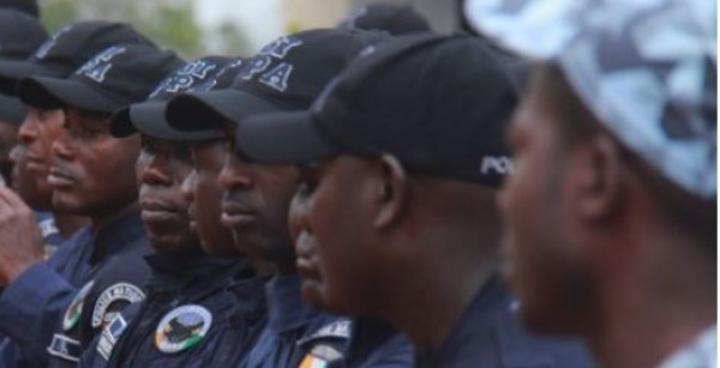 Côte d'Ivoire-Burkina : Des Dozos interpellent trois policiers ivoiriens sur le territoire Burkinabé Côte d'Ivoire-Burkina : Des Dozos interpellent trois policiers ivoiriens sur le territoire Burkinabé