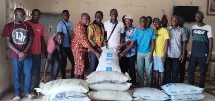 Botro, pour leur autonomisation, des sacs d'engrais offerts aux jeunes agriculteurs par un cadre