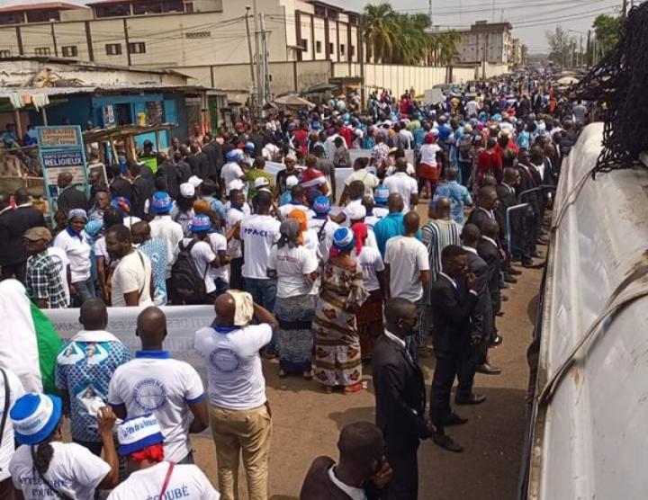 Avant le message de Gbagbo ce vendredi à Yopougon, plusieurs milliers de ses partisans défilent dans les rues Avant le message de Gbagbo ce vendredi à Yopougon, plusieurs milliers de ses partisans défilent dans les rues