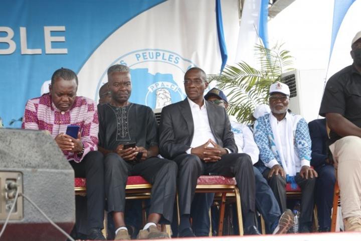 Malgré les piques reçues au meeting du PPA-CI à Yopougon, l'ambassadeur Claude Sahi, droit dans ses bottes pour représenter Ouattara Malgré les piques reçues au meeting du PPA-CI à Yopougon, l'ambassadeur Claude Sahi, droit dans ses bottes pour représenter Ouattara