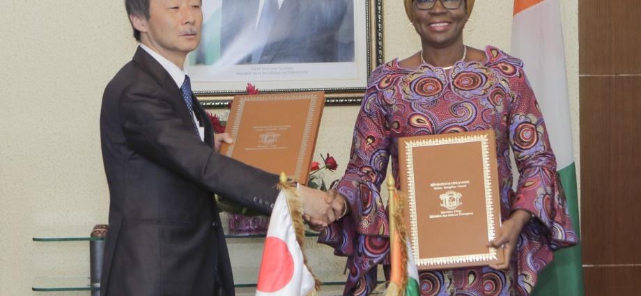 Le Japon octroie plus de cinq milliards de FCFA à l’Etat pour le financement de programme de développement économique et social Le Japon octroie plus de cinq milliards de FCFA à l’Etat pour le financement de programme de développement économique et social
