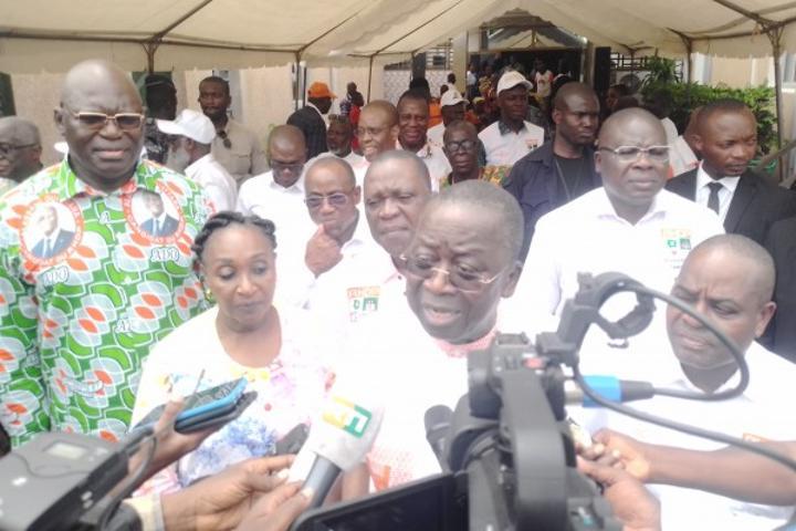 Ahoussou Jeannot demande aux têtes couronnées du Gbêkê de soutenir les candidats du président Ouattara aux élections locales Ahoussou Jeannot demande aux têtes couronnées du Gbêkê de soutenir les candidats du président Ouattara aux élections locales