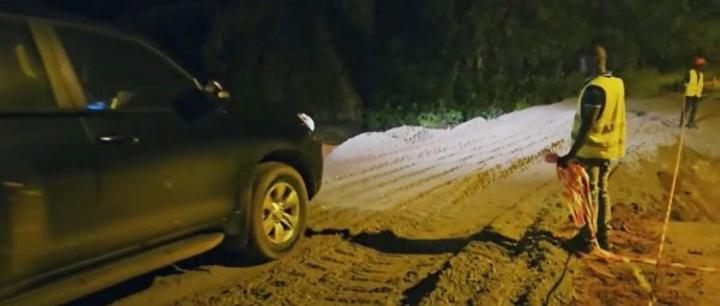 La route reliant Assouindé à Assinie coupée après une pluie, le maire trouve une solution, circulation alternée La route reliant Assouindé à Assinie coupée après une pluie, le maire trouve une solution, circulation alternée