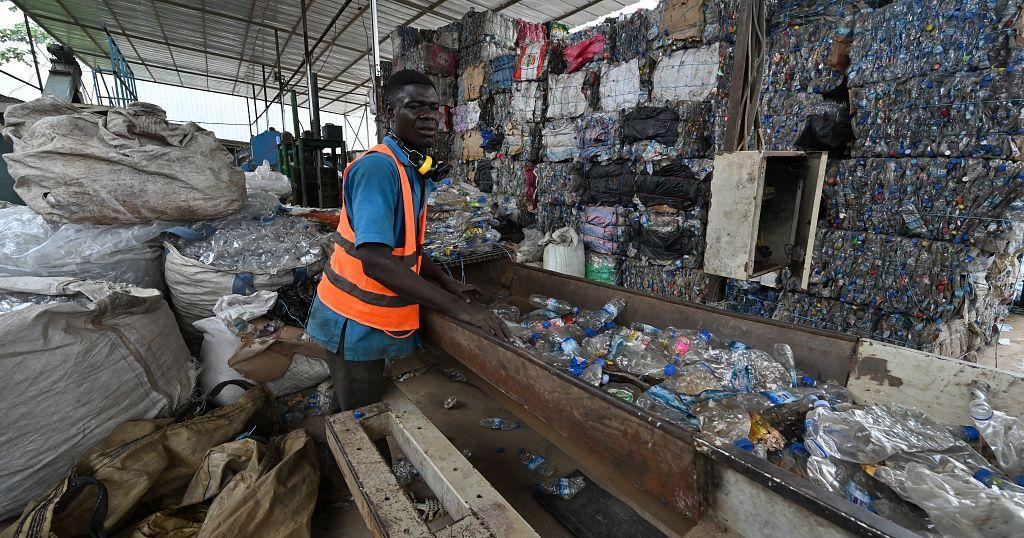 À Abidjan, Des Initiatives Citoyennes Contre La Pollution Plastique ...