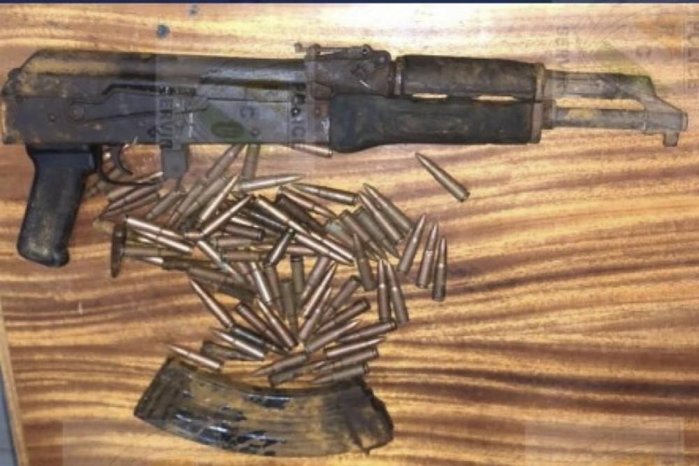 Marahoué, découverte d'un fusil d'assaut de type AK 47 et des munitions dans une broussaille, des suspects interpellés Marahoué, découverte d'un fusil d'assaut de type AK 47 et des munitions dans une broussaille, des suspects interpellés