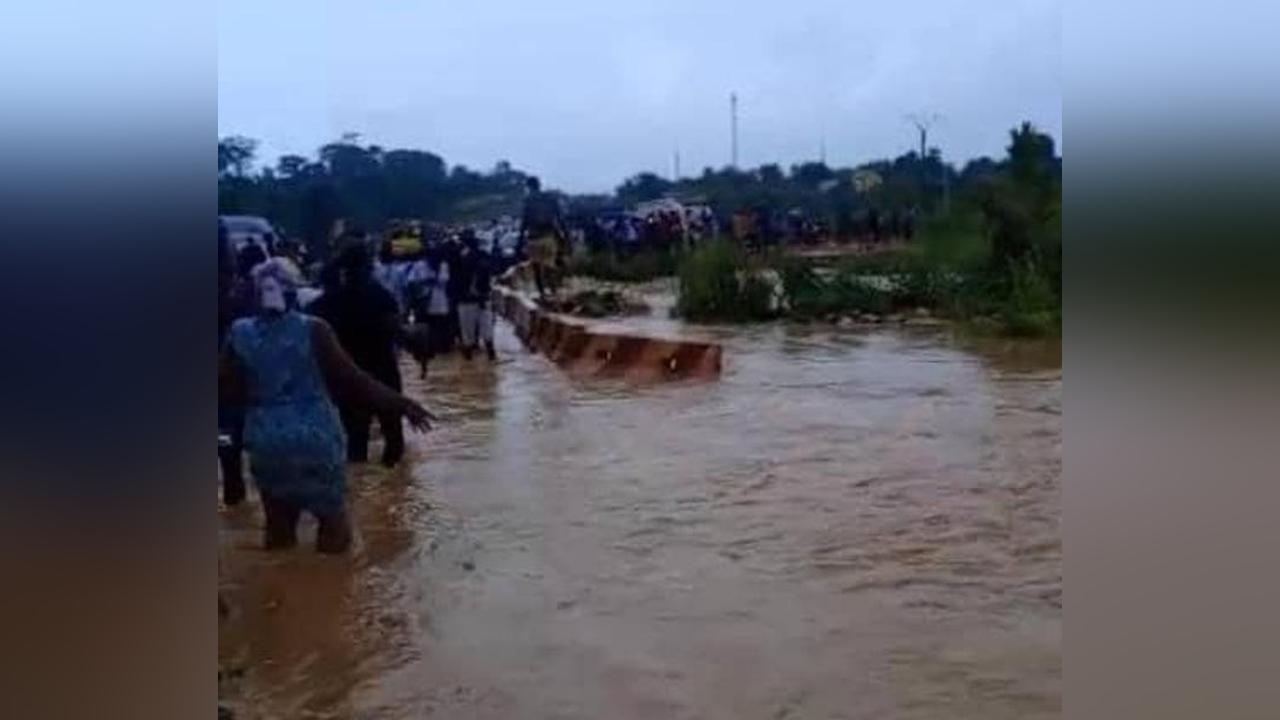 Montée des eaux au carrefour kilomètres 17 d’Adiopodoumé Montée des eaux au carrefour kilomètres 17 d’Adiopodoumé