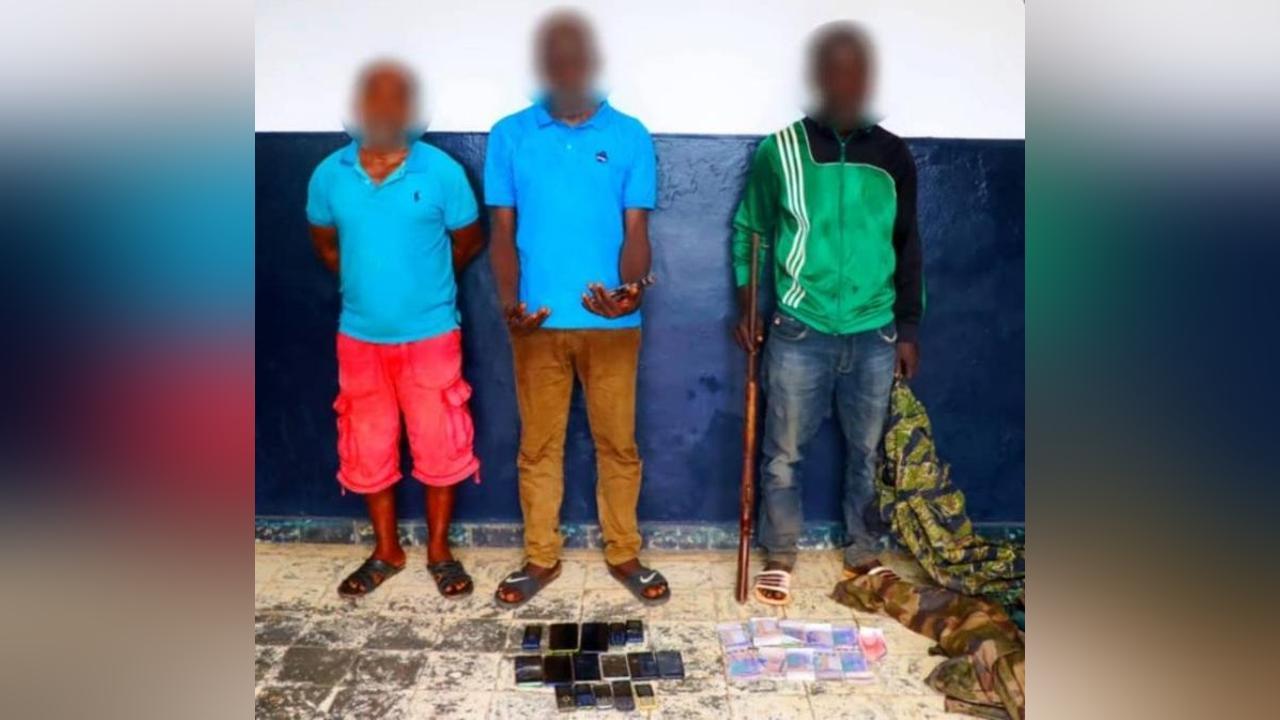 Morokro (Tiassalé), la gendarmerie interpelle trois individus en possession des tenues militaires et procède à la saisie d'armes, drogue et numéraires Morokro (Tiassalé), la gendarmerie interpelle trois individus en possession des tenues militaires et procède à la saisie d'armes, drogue et numéraires