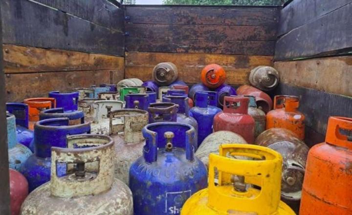Brofodoumé, un site de conditionnement et de transvasement illégal de gaz démantelé, 03 individus mis aux arrêts Brofodoumé, un site de conditionnement et de transvasement illégal de gaz démantelé, 03 individus mis aux arrêts