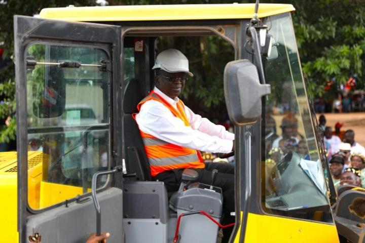 Jeannot Ahoussou Kouadio procède au lancement des travaux du Programme d'Entretien Routier (PER) 2023-2025 dans la Région du Bélier Jeannot Ahoussou Kouadio procède au lancement des travaux du Programme d'Entretien Routier (PER) 2023-2025 dans la Région du Bélier